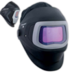 Speedglass 9100 - Automatska maska za zavarivanje sa dubljim obodom za veću zaštitu vrata i ušiju, manuelno podešavanje nivoa zatamnjenja DIN 5, 8 i 9-13, uključujući zatamnjenje za gasno zavarivanje, mikroplazmu i argonsko zavarivanje.
Radna temperatura -50C do +550C, temperatura skladištenja od -300C do +700C. Koristi litijumske baterije 3V. Težina maske 0,475kg. Senzor brzine zatamnjenja:
Svjetlo/mrak: 0,1 milisekundi, Mrak/svjetlo: 0,04 – 1,3 sekunde. EN379, EN175, EN166