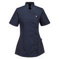 C824 ženska tunika - prednje kopčanje na nitne sa skrivenim patentnim zatvaračem. Korištenje stretch tkanine kao dodatka za lakše kretanje, zajedno sa bočnim ventilacijskim otvorima i naborima-Aktivna leđa, čine ovaj odjevni predmet praktičnim, a istovremeno zadržava stil. Kingsmill Polycotton 65% poliester, 35% pamuk 190g. Dostupne boje: plava, crna i bijela.