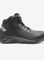 ARTRA 340 S3 - duboka cipela izuzetno lagana i savitljiva, S3 od hidrofobne mikrofibre NUBUCK PRO 2,2 mm koja povećava otpornost i prozračnost. Obloga: CLIMAX s 3D konstrukcijom za neograničenu cirkulaciju zraka i optimizaciju klime. Uložak: ENERGIZER anatomski, memorijska poliuretanska pjena za dodatni povrat zraka i prozračnost. Kapica sa širokim anatomskim oblikom pruža više prostora za prste i optimalno pristajanje. Srednji potplat: ERGOFLEX bez metala, izvanredna fleksibilnost za prirodno kretanje. Potplat: RAPTOR PU.2D s osjetljivim jastukom za visok povrat energije. EN ISO 20345:2022 S3 L FO SR