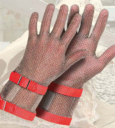MESARSKE METALNE rukavice, proizvedene od isprepletenih prstenova od nehrđajučeg čelika, pružaju maksimalnu zaštitu od sječenja, oko zgloba imaju traku za podešavanje, univerzalne su i mogu se nositi na lijevoj i na desnoj ruci. Proizvode se u 3 dužine: bez mažetne-do zgloba, mažetna od 8cm (na slici) i mažetna od 19cm.