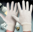 CO131/TIT - pletene bešavne rukavice proizvedene od pamuka 100 g/m², sa elastičnom rebrastom mažetnom.
Rukavica se koristi u lakoj industriji i radionicama za rad sa osetljivim predmetima, za poslove sklapanja, prilikom pakovanja....
